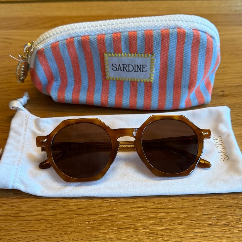Sardine Millie Sunglasses with Case